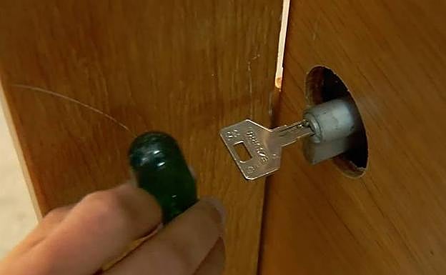 Así pueden abrir los ladrones la puerta de tu casa para robar en menos de dos minutos.
