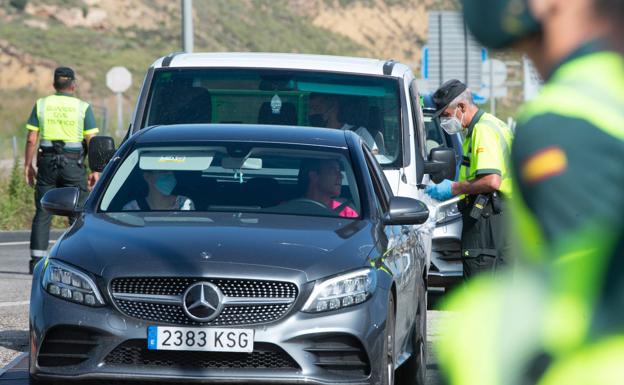 Agentes de la Agrupación de Tráfico de la Guardia Civil realizan un control de alcohol y drogas en la autovía del Noroeste, ayer. 