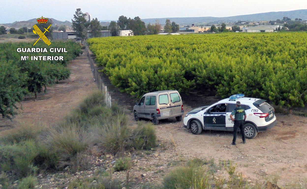 La Guardia Civil realizando un reconocimiento de la zona donde se escondía el detenido.