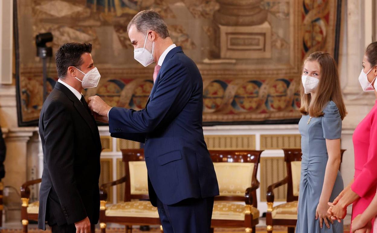 El Rey entrega la medalla a Esteban Orenes. 