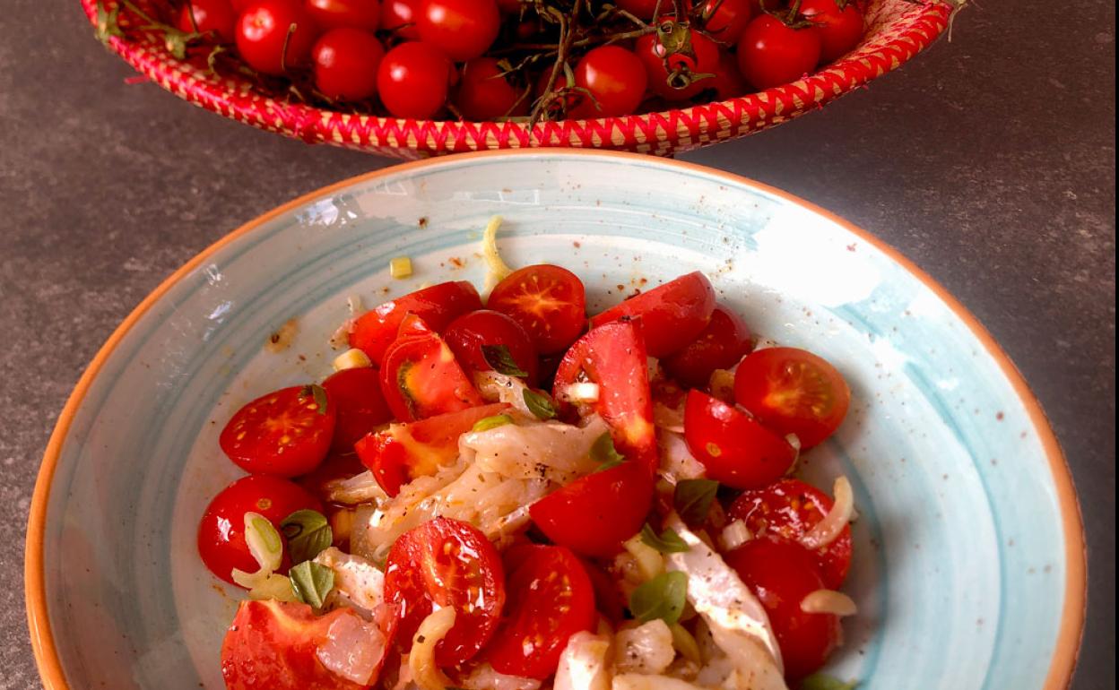 Ensalada de tomate y bacalao.