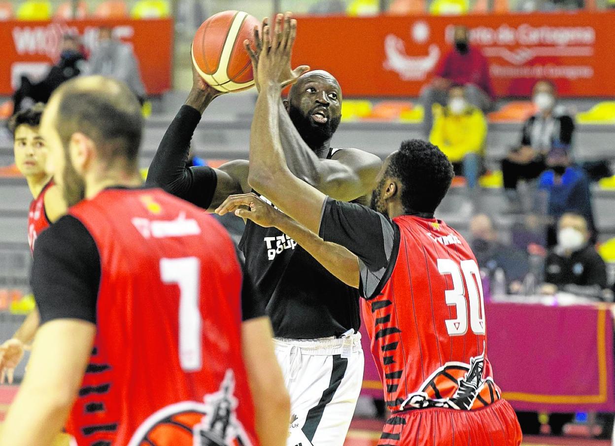 Mansour Kasse intenta anotar, la pasada temporada, contra el Puerto Sagunto. 