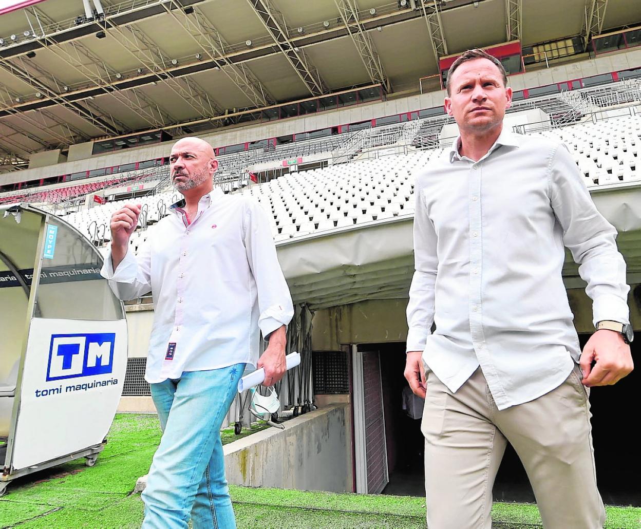 Molina, a la izquierda, junto a Mario Simón, técnico del Murcia, en el Enrique Roca, el miércoles. 