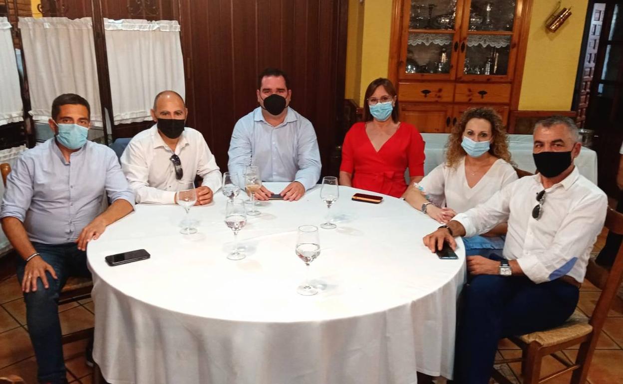 De izquierda a derecha: Carlos Sáez Leiva, Antonio Muñoz, Alejandro Díaz, Isabel Franco, María Dolores García y Francisco Turpin, este viernes, en el Rincón Huertano de Murcia.