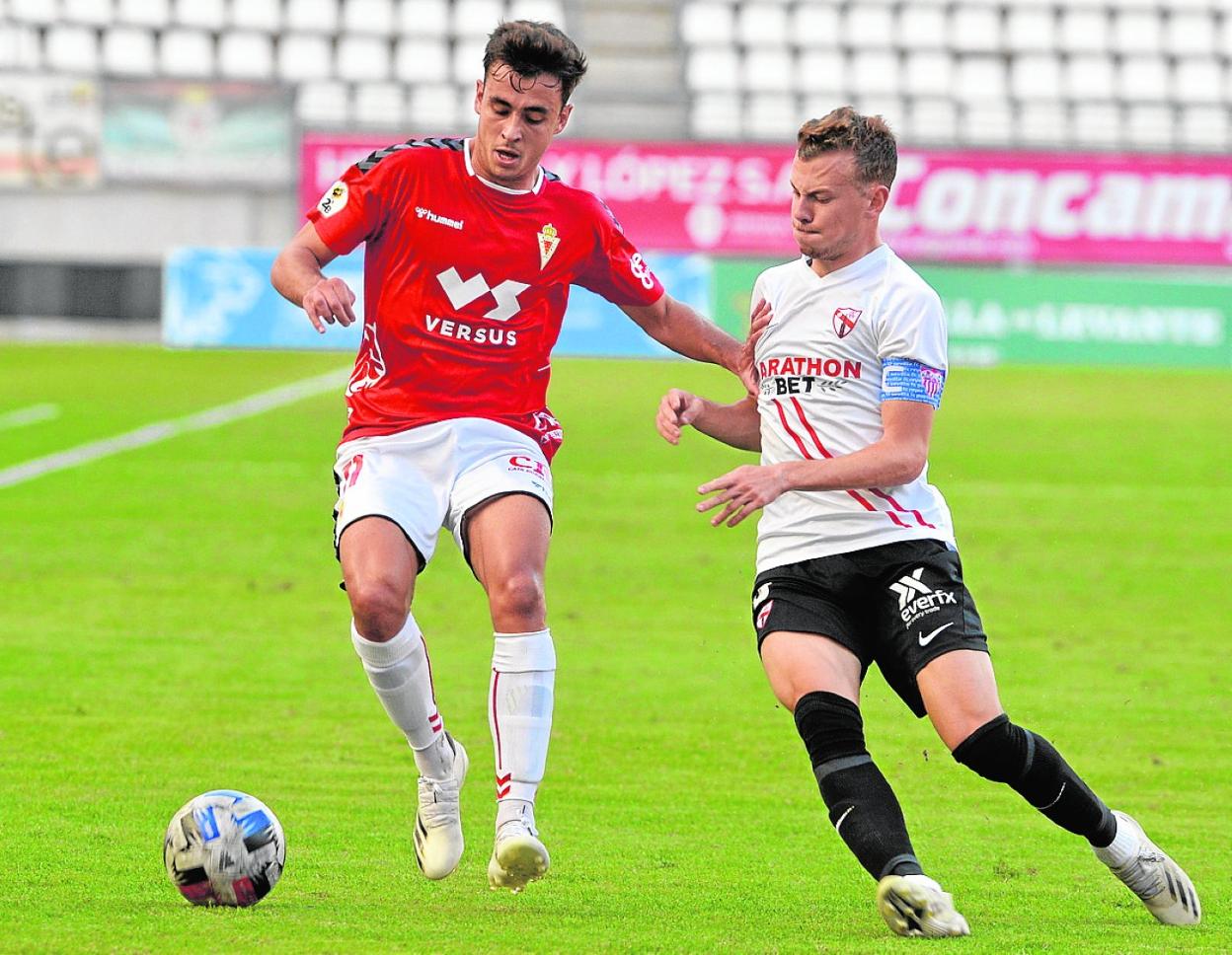 Pablo Haro, el pasado mes de noviembre, protegiendo el balón ante Javi Vázquez. 