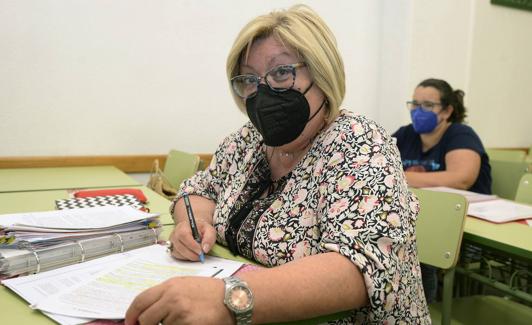 Encarna González, opositora a una plaza de Francés, durante su preparación para las pruebas. 