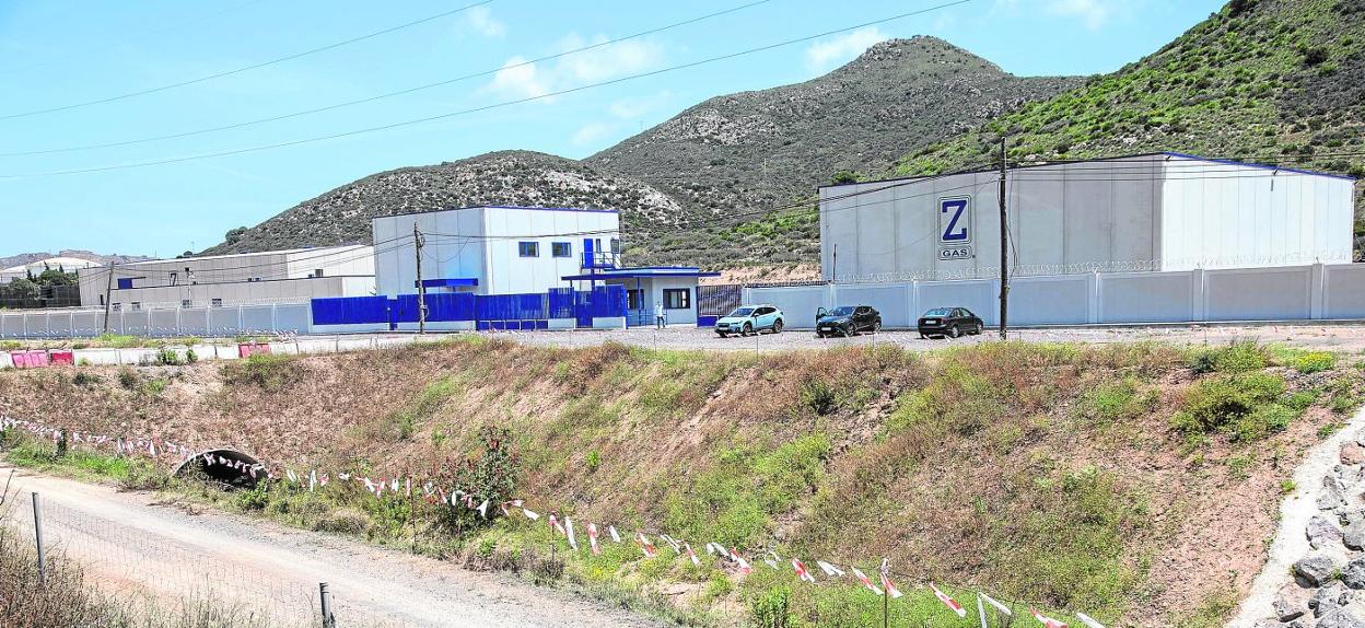 Instalaciones de la empresa Zeta Gas, ubicadas a la entrada del Valle de Escombreras por la autovía. 