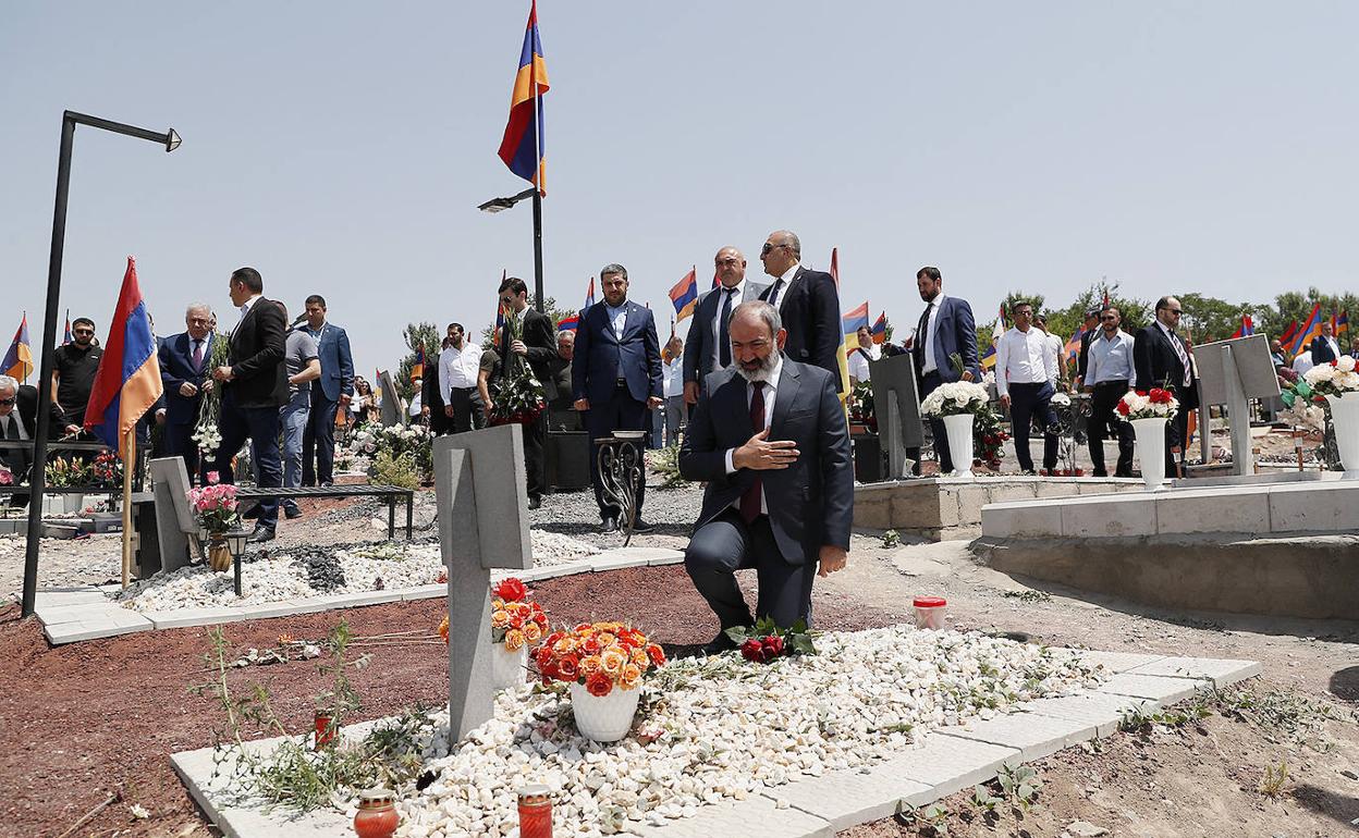 El primer ministro armenio, este lunes durante la visita al Memorial de la Guerra de Karabakh. 