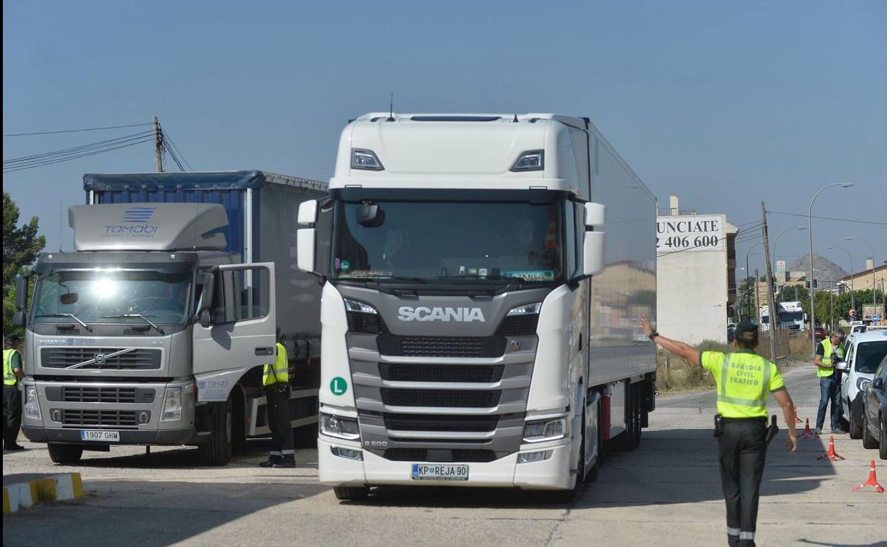Imagen de archivo de un control de la Guarcia Civil a conductores de camiones. 