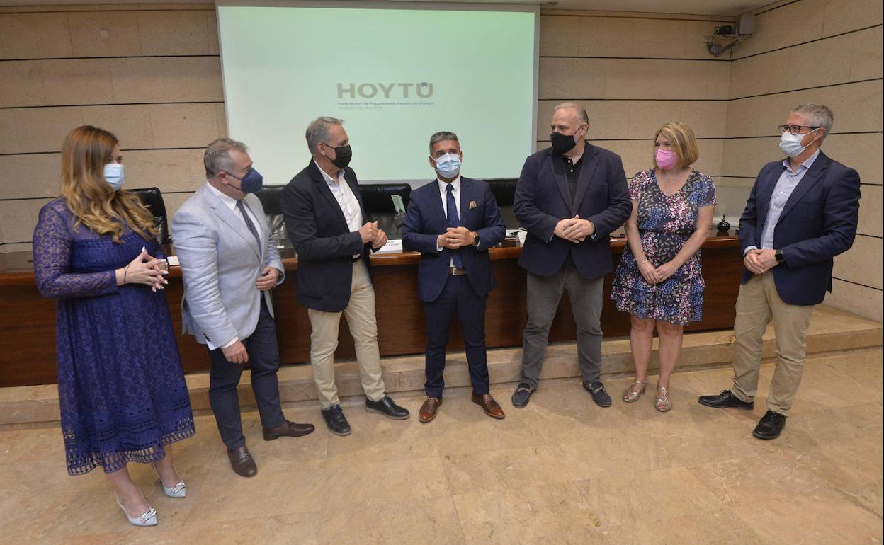 La nueva junta directiva de Hoytú, compuesta (de izquierda a derecha) por Laura Mateo, Bartolomé Vera, Francisco Bastida, Jesús Jiménez, Juan Carlos Navarro, Inmaculada Nicolás y Juan Carlos García.