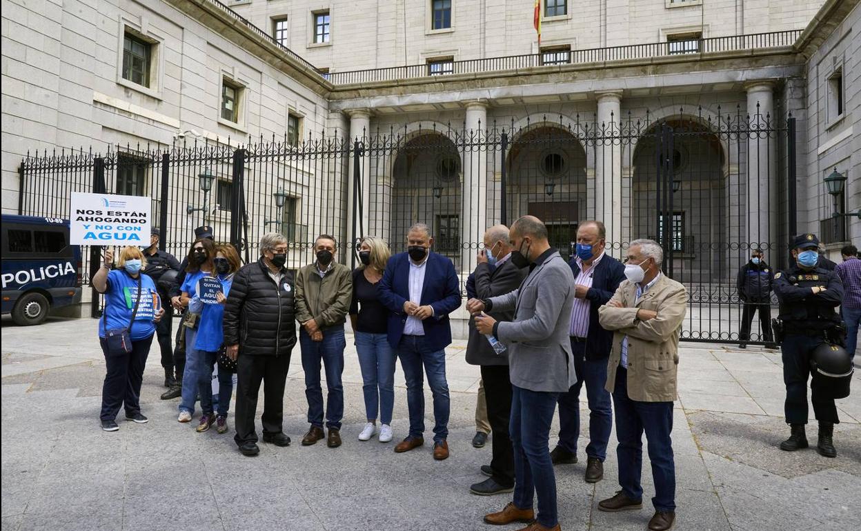 Los dirigentes del Sindicato de Regantes, delante del Ministerio en la protesta del mes pasado. 