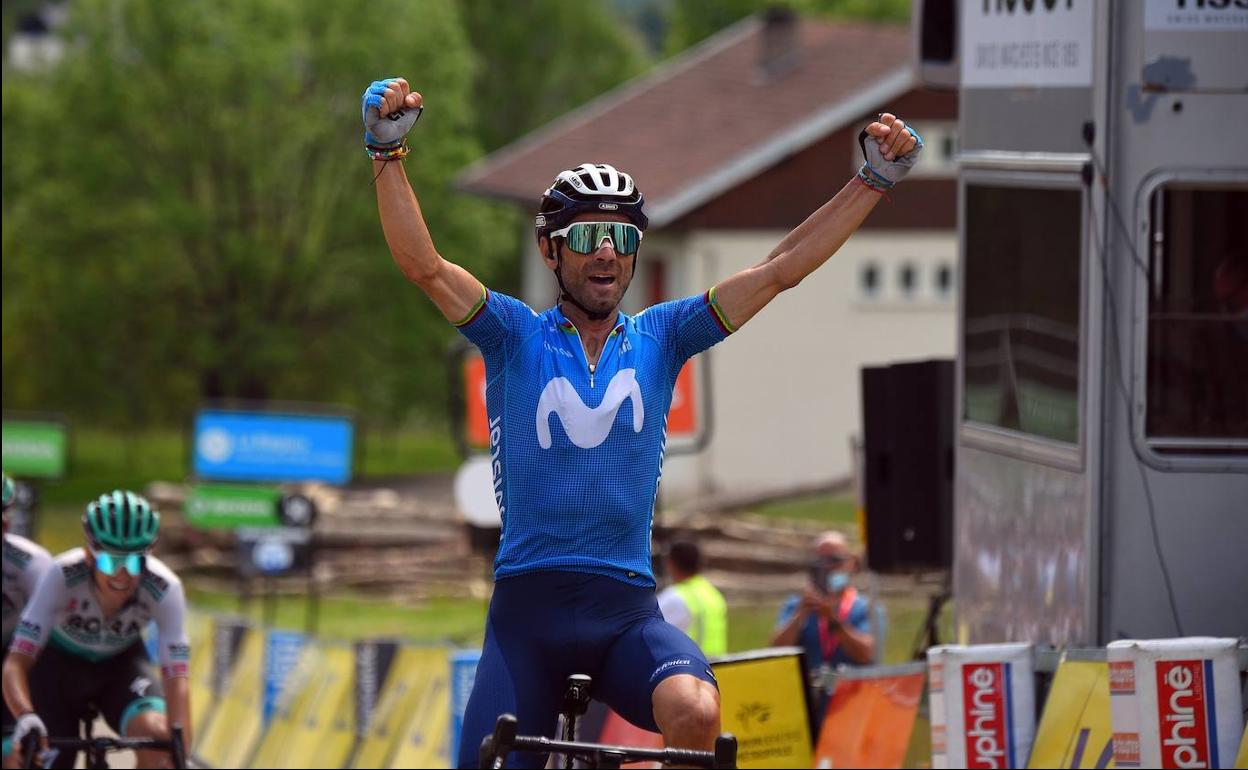 Alejandro Valverde levanta los brazos en su victoria de hace dos semanas en una etapa de la Dauphiné.