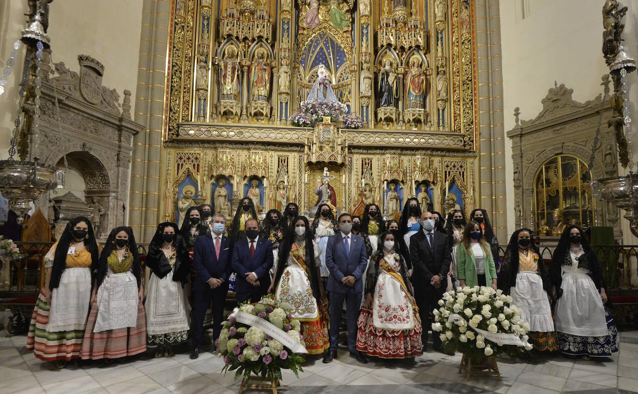 Ofrenda floral de las candidatas a Reina de la Huerta, este martes en la Catedral.