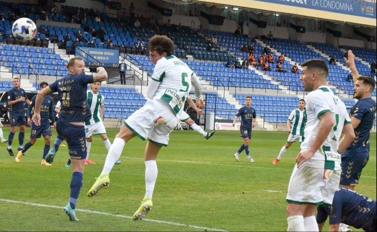 Farrando cabecea un balón en la última visita del Córdoba al UCAM.