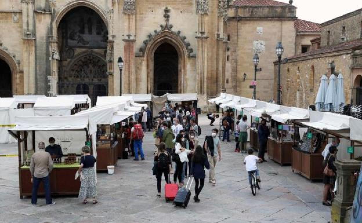 Vista del mercado ecológico en la plaza de la catedral de Oviedo, dónde se registraron los primeros cinco casos de la variante india 