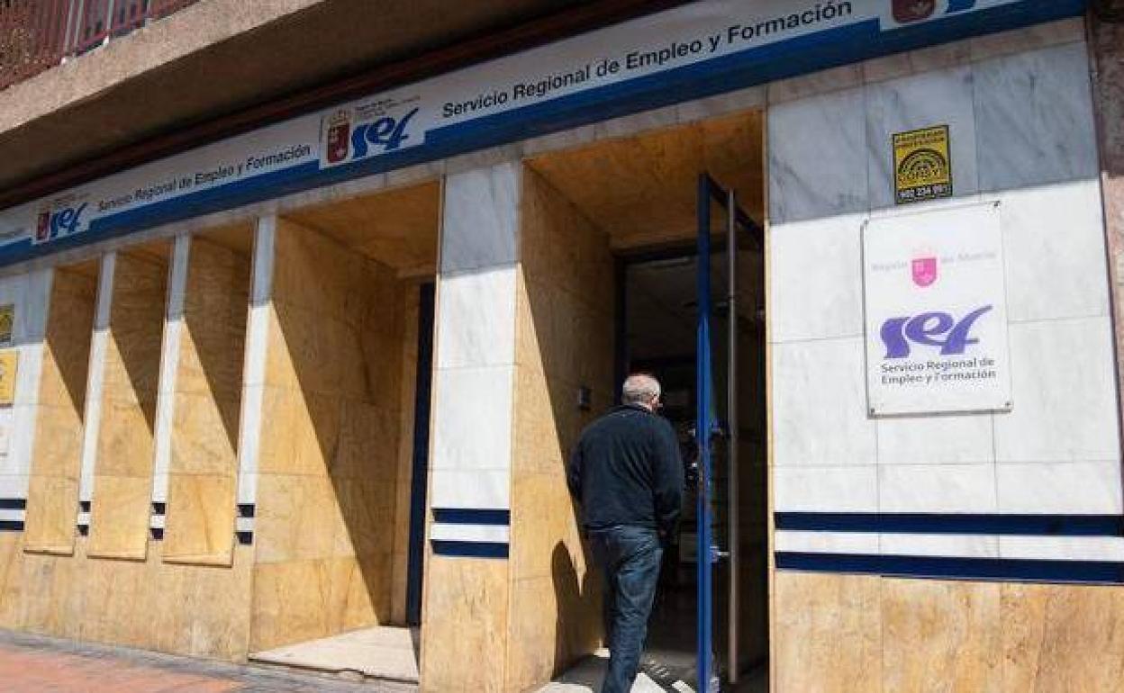 Un señor entra en la oficina del SEF, en una imagen de archivo. 