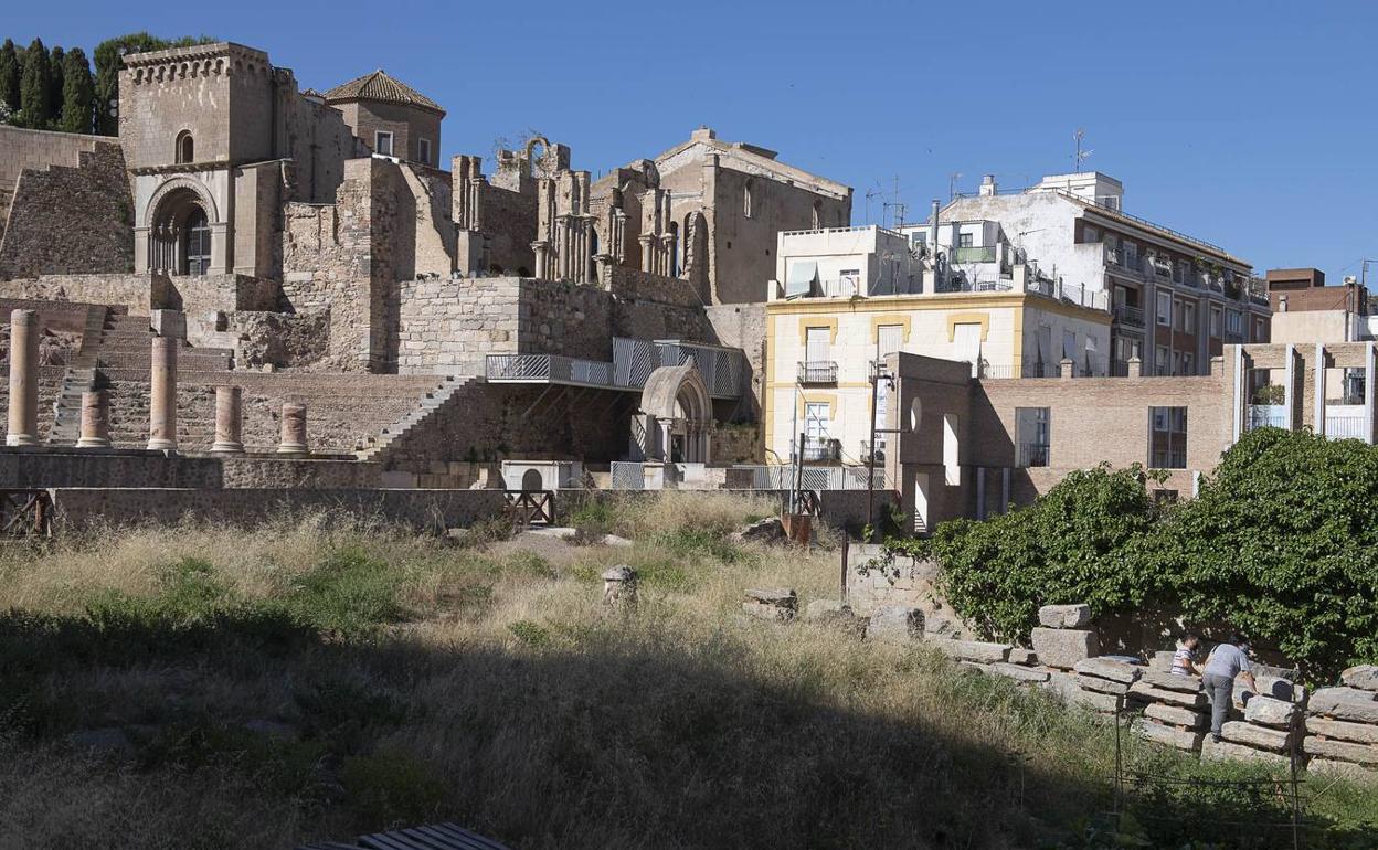 Extensión de terrenos en el que está ubicado el pórtico junto a la parte rehabilitada del Teatro Romano y algunas casas de su entorno urbano. 