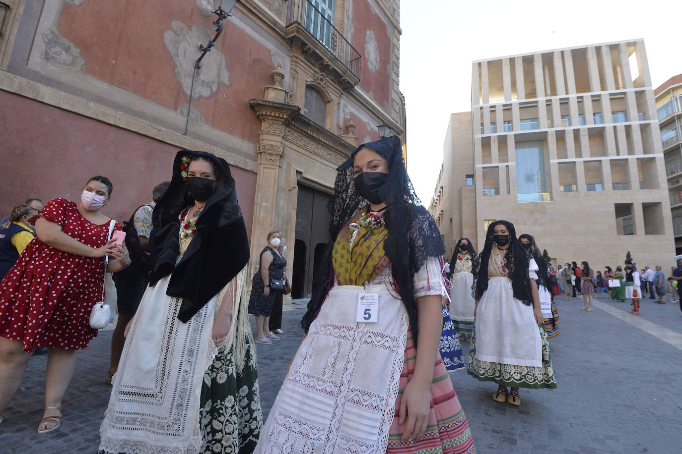 Fotos: Las candidatas a Reina de la Huerta de Murcia realizan la tradicional ofrenda floral en la Catedral