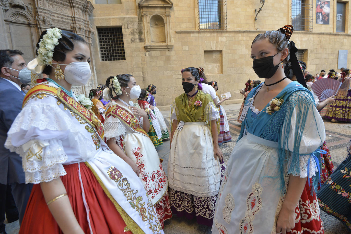 Fotos: Las candidatas a Reina de la Huerta de Murcia realizan la tradicional ofrenda floral en la Catedral