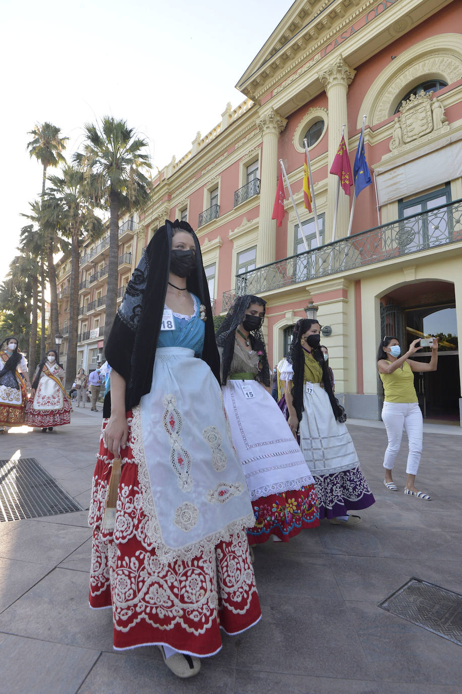 Fotos: Las candidatas a Reina de la Huerta de Murcia realizan la tradicional ofrenda floral en la Catedral