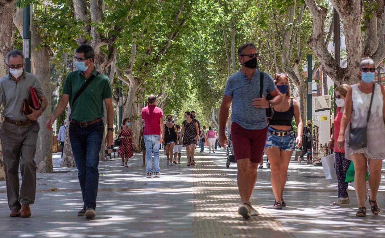 Personas paseando al aire libre con mascarilla, en una imagen de esta semana en Murcia. 