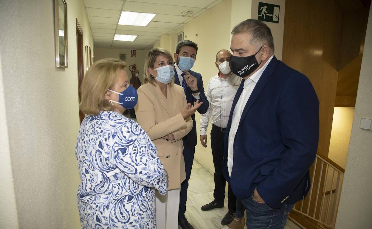 Correa conversa con Jiménez y detrás, Arroyo y Luengo.