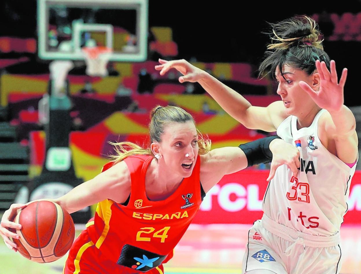 La murciana Laura Gil entra a canasta en el partido del pasado miércoles frente a Serbia, en el que España cayó eliminada en cuartos de final. 