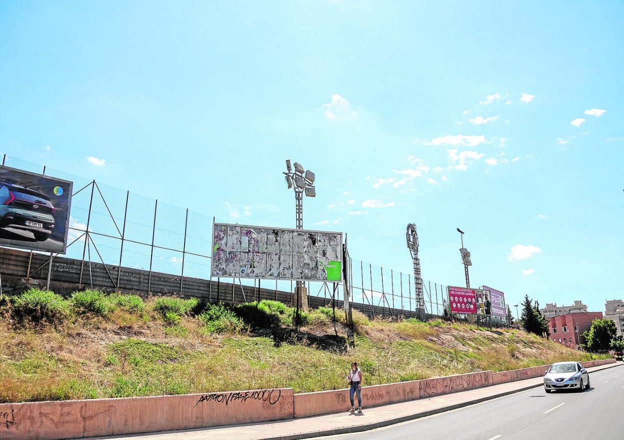 Una mujer camina bajo el sol por la Ronda Ciudad de La Unión, en un tramo sin un solo árbol donde refugiarse. 