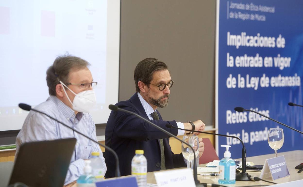 Juan Martínez, presidente del Comité de Ética Asistencial del área 2 de salud, y Federico de Montalvo, presidente del Comité de Bioética de España, ayer en unas jornadas celebradas en La Arrixaca sobre la aplicación de la Ley de Eutanasia en la Región. 