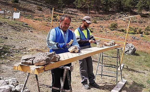 Operarios de la empresa Patrimonio Inteligente limpiando y seleccionando mampuestos para la rehabilitación.
