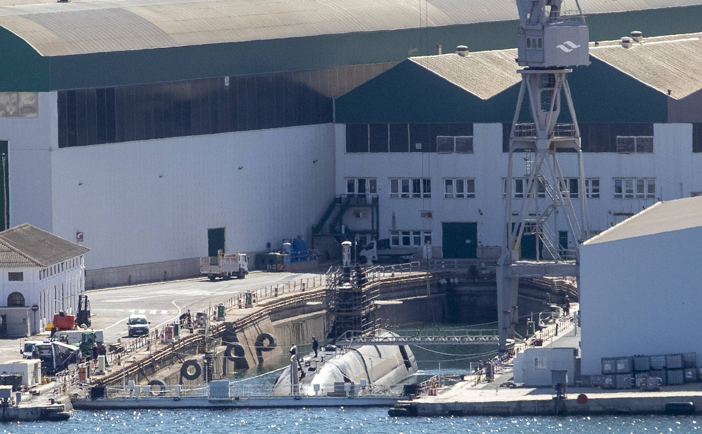Fotos: El submarino S-81 entra al dique seco del astillero de Cartagena para el montaje de nuevos equipos