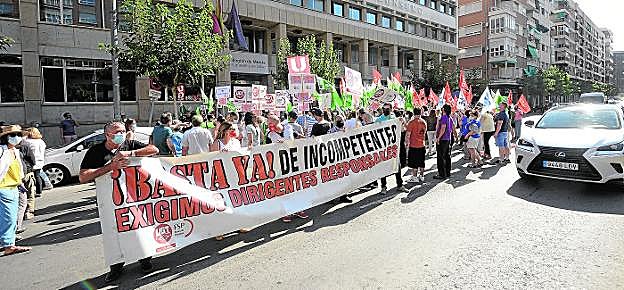 Protesta frente a la sede de la Consejería de Salud, ayer, por la paralización de las bolsas de trabajo. 