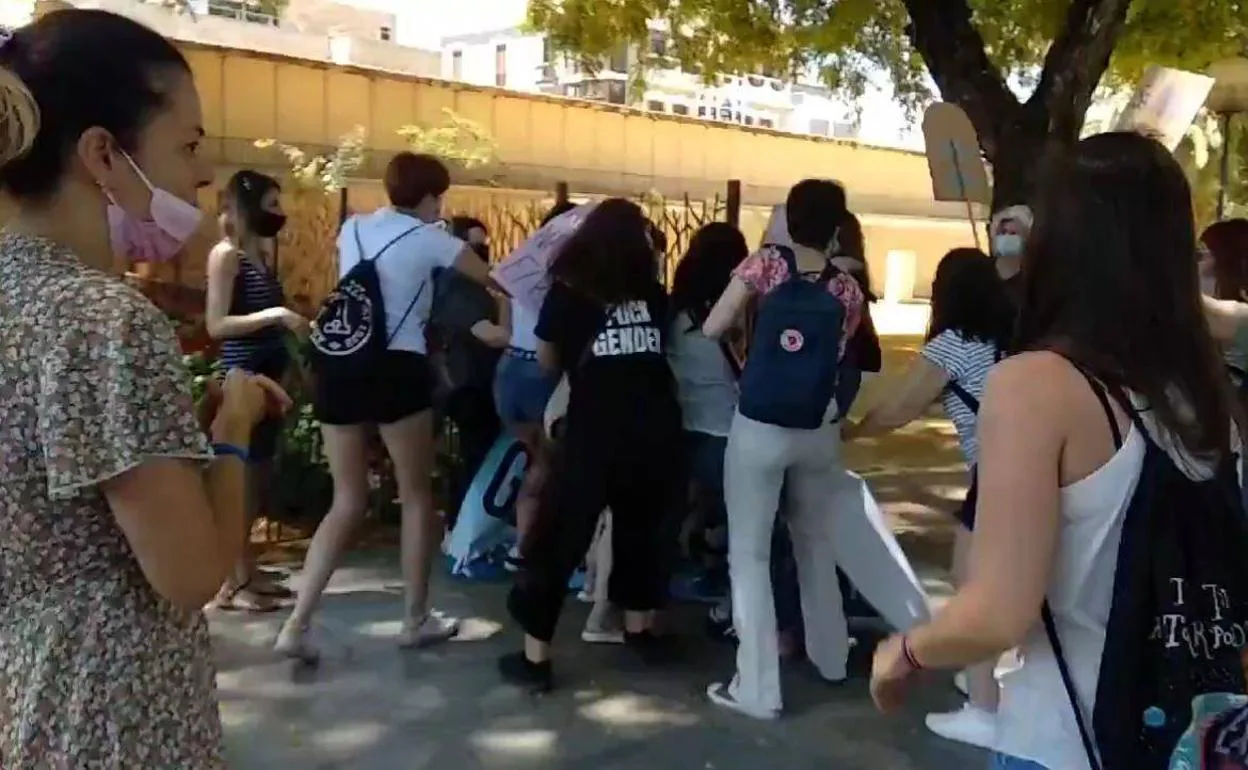 La trifulca que se ha producido este sábado en el Paseo del Malecón durante una manifestación del colectivo Radfem.