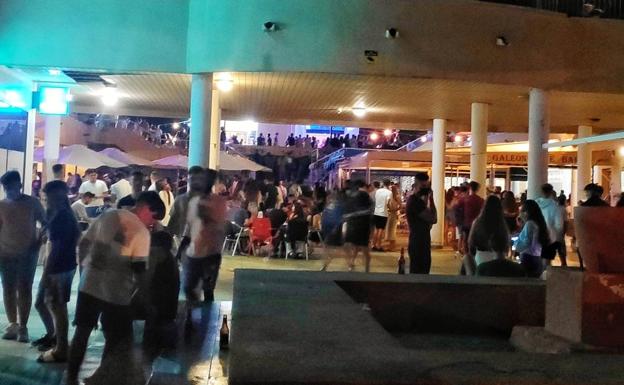 Grupos de jóvenes en la zona de ocio del centro comercial Las Dunas, en Cabo de Palos.