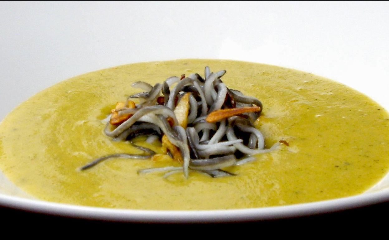 Crema de brócoli con gulas. 
