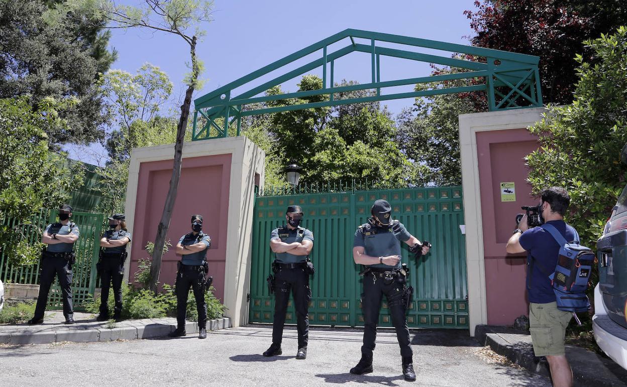 Guardias civiles, este martes a las puertas de la mansión madrileña de José Luis Moreno, en Boadilla del Monte.