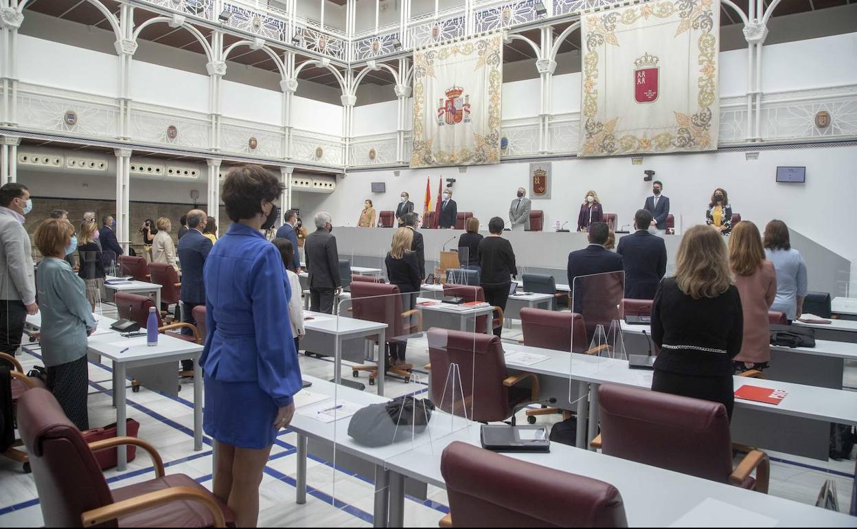 Minuto de silencio previo al inicio de un pleno en la Asamblea.