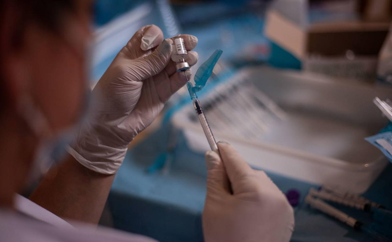 Un sanitario preparando una vacuna contra la Covid-19, en una imagen de archivo. 