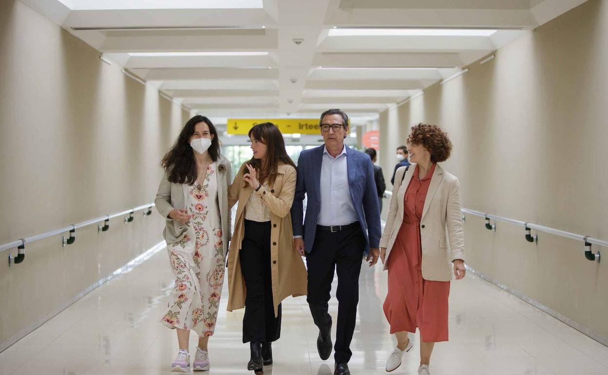 La directora de 'El comensal' junto a los actores Susana Abaitua, Ginés García Millán y Adriana Ozores. 