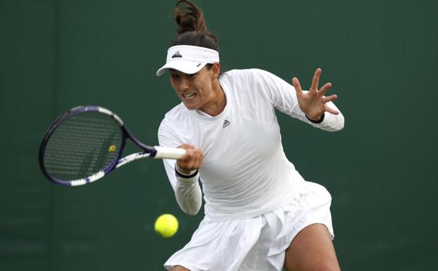 Garbiñe Muguruza golpea la bola. 