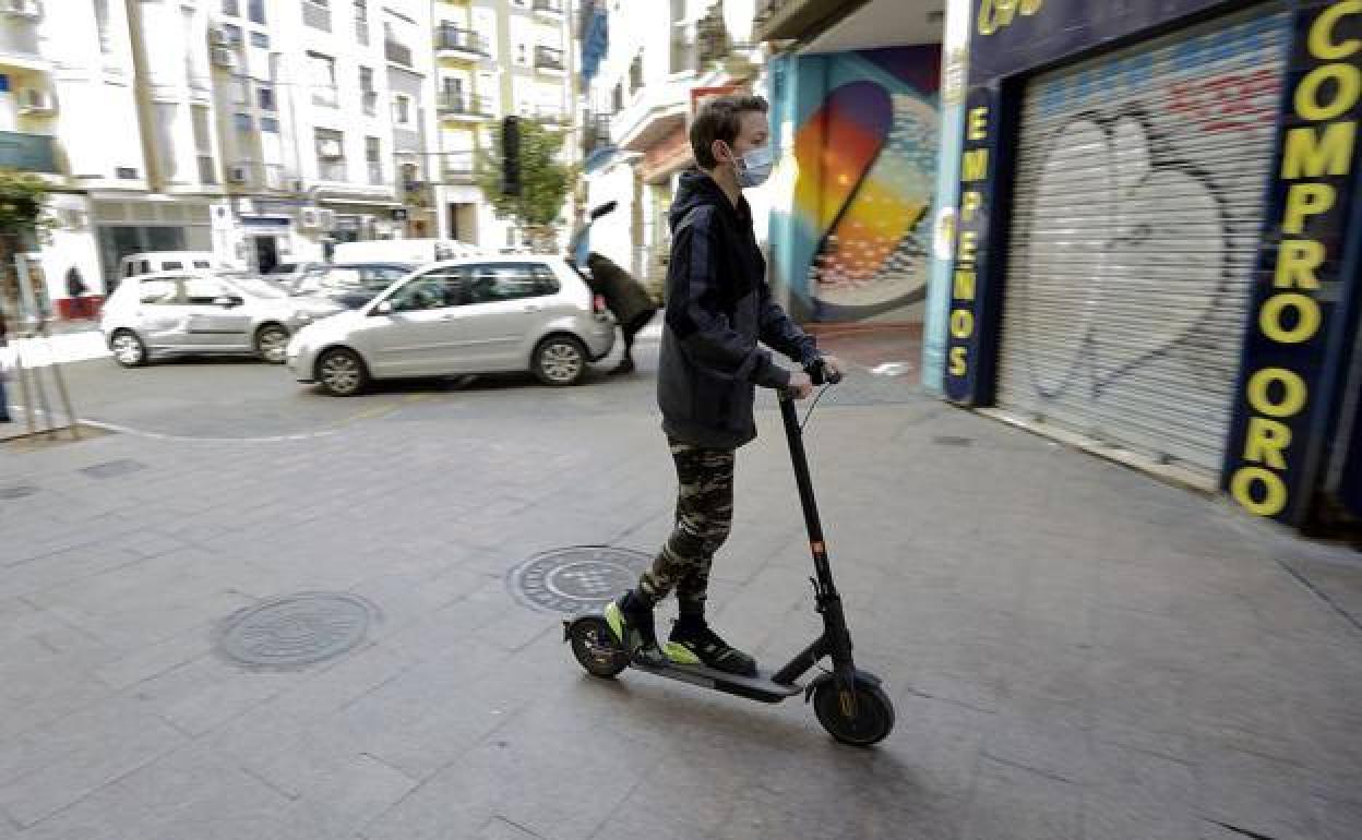 Un joven circulando en patinete por una acera en Murcia, en una imagen de archivo.