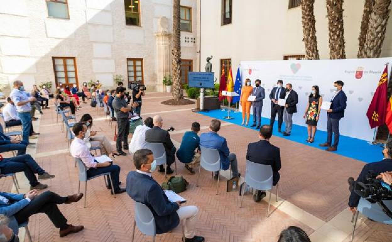 Acto de entrega de los diplomas a las entidades referentes en sensibilización contra la violencia de género. 