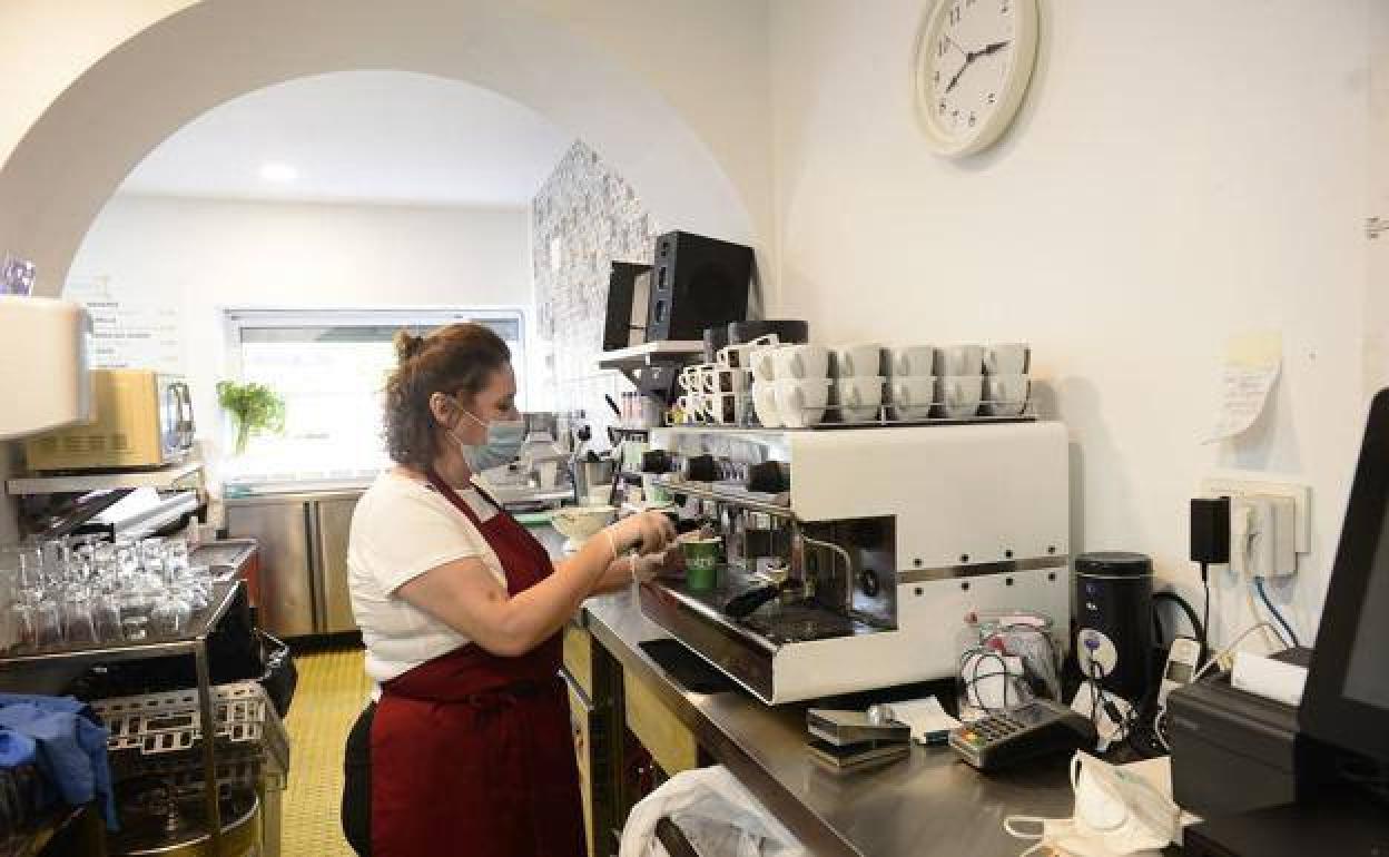 Una mujer prepara un café en un bar de Murcia, en una imagen de archivo.