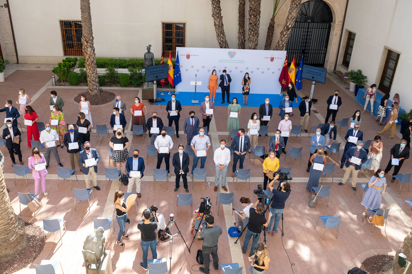 Fotos: López Miras preside el acto de entrega de diplomas a los referentes en sensibilización contra la violencia de género