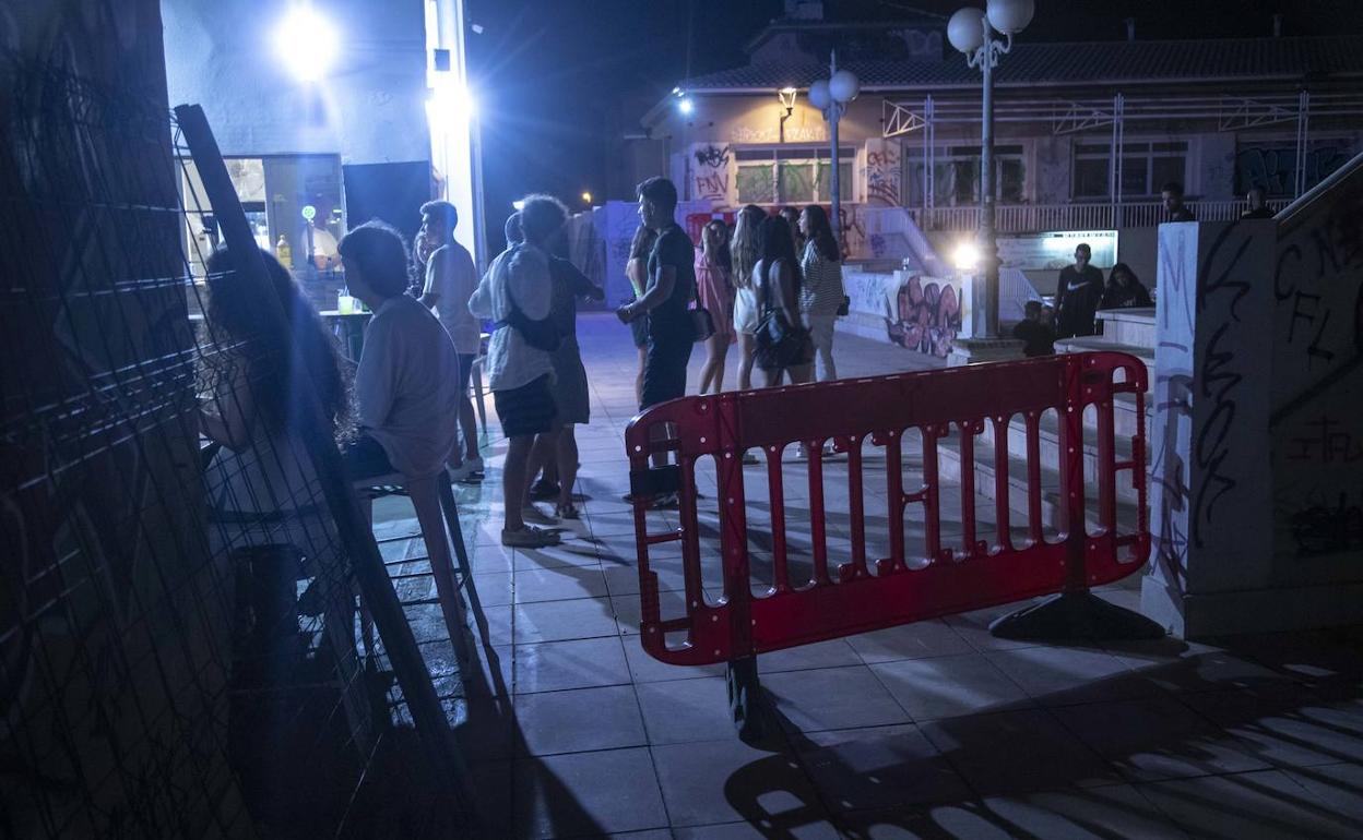 Una de las zonas valladas por la Policía para impedir botelleos. 