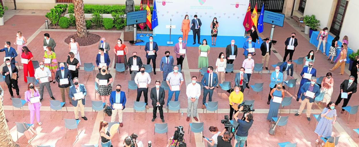 Representantes de las entidades del proyecto 'Empresas por una sociedad libre de violencia de género', ayer, en San Esteban. 