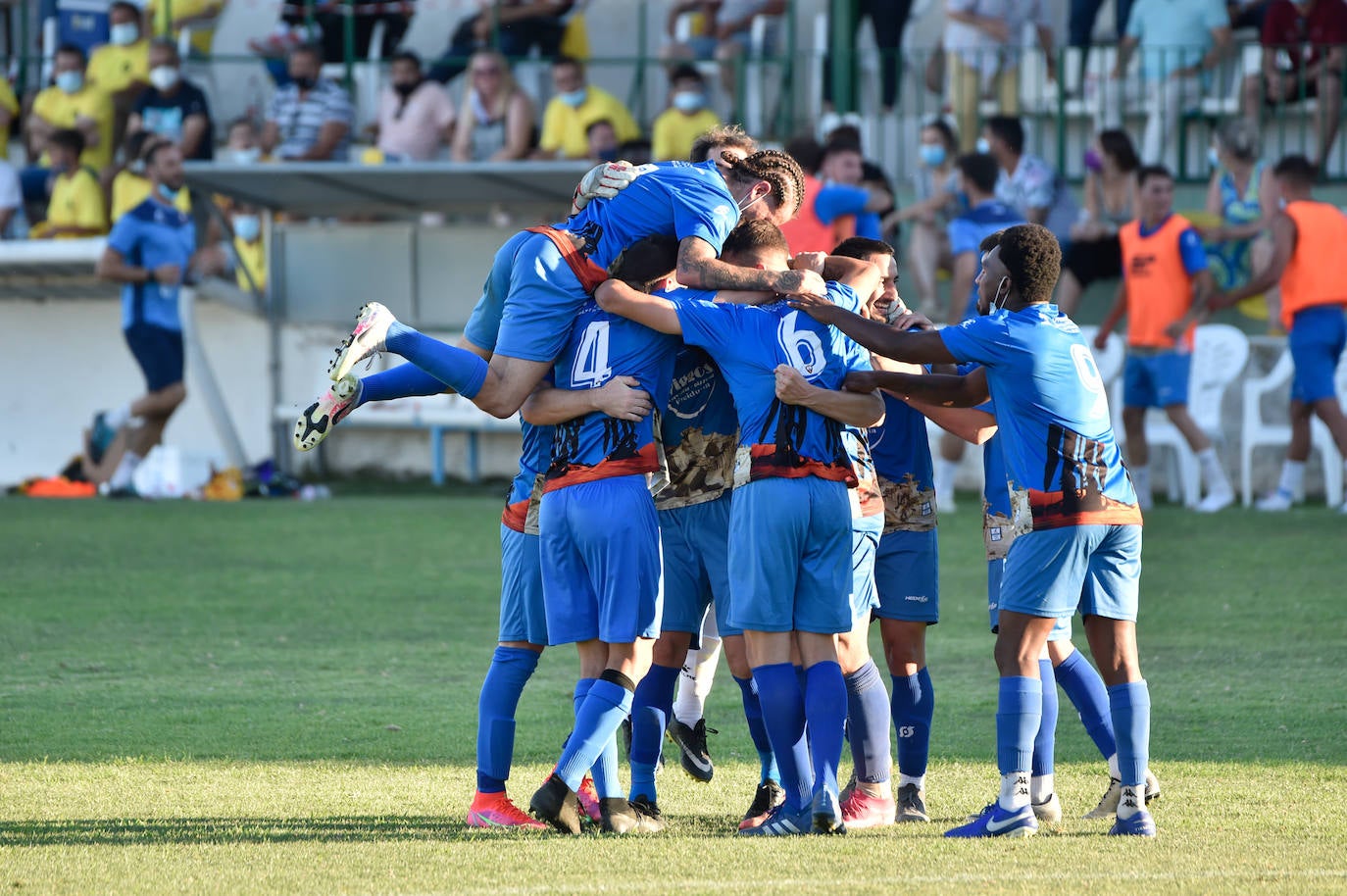 Fotos: El Bala Azul regresa a su sitio tras superar a un digno Fortuna