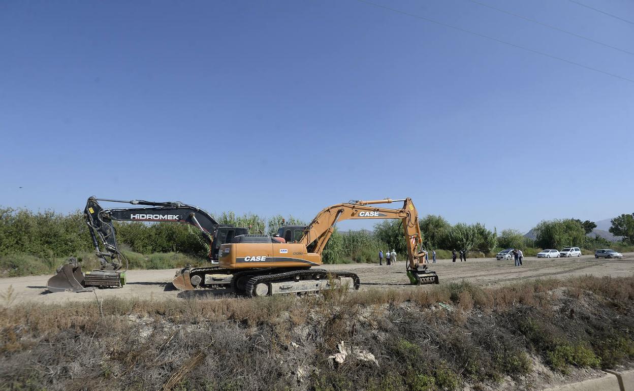 Excavadoras junto a la acequia Pitarque, este lunes.