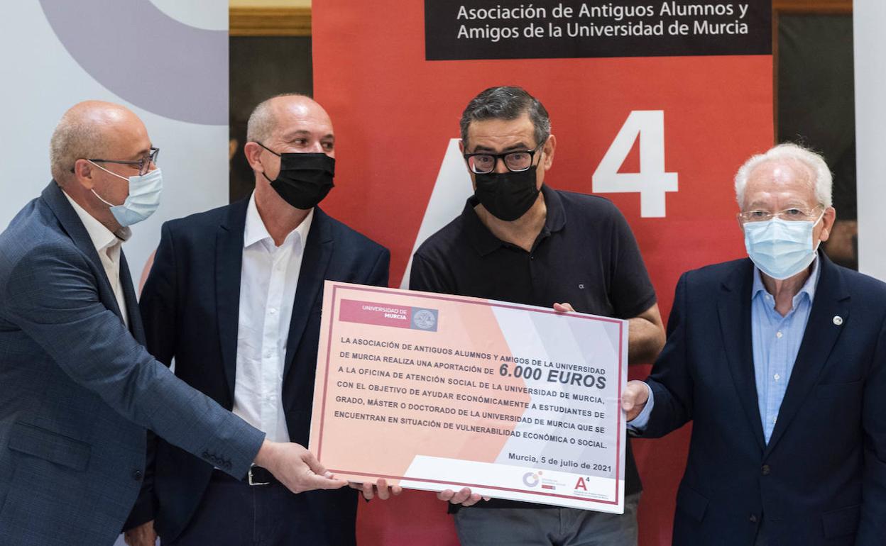 La Asociación de Antiguos Alumnos y Amigos de la UMU dona 6000 euros a la Oficina de Atención Social. 