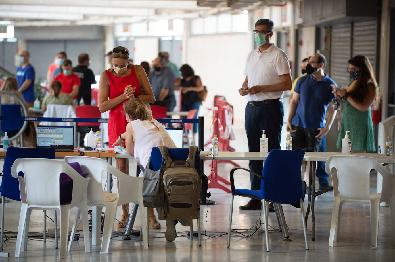 Fotos: Los Erasmus se vacunan este martes en el Enrique Roca